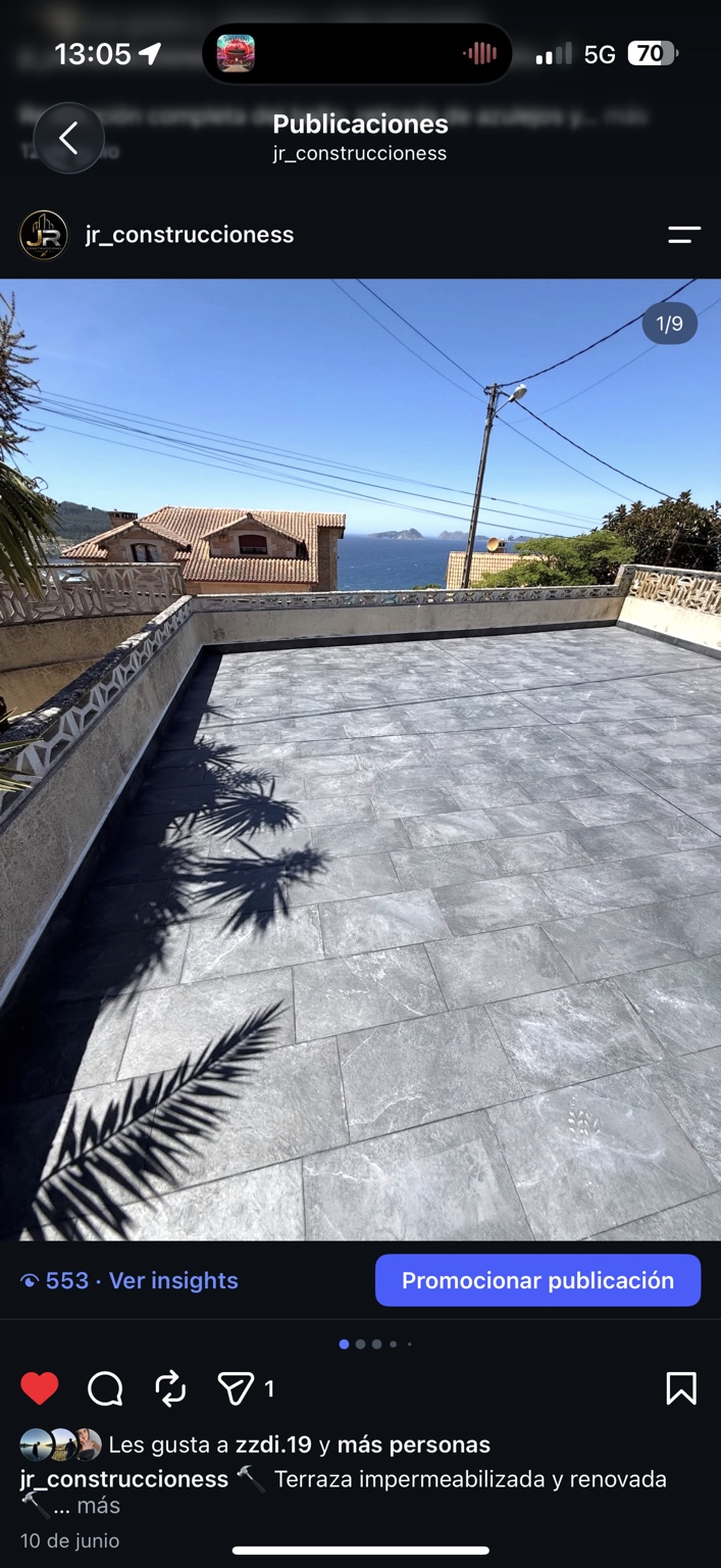 Terraza renovada por JR Construcciones, con pavimento gris y vistas al mar